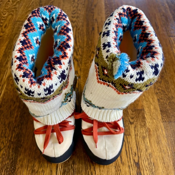Moon Boots Retro Knit Limited Edition, Woman’s Size 8 - 10 - Picture 6 of 13